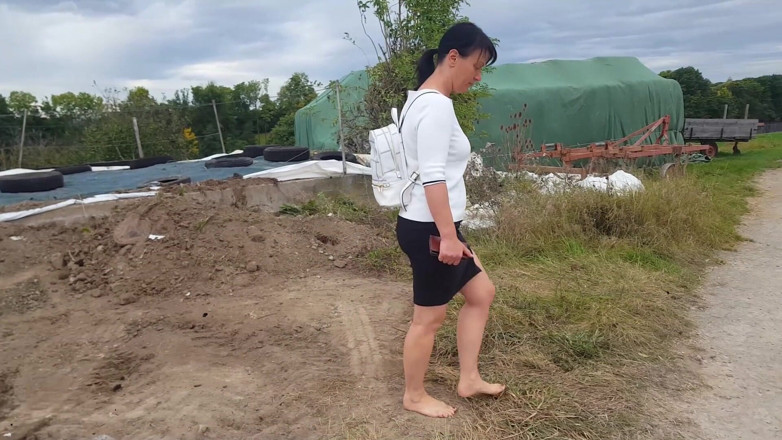 Yvette xtreme: Camminata sporca a piedi nudi con Yvette Costeau
