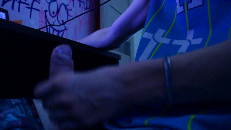 Vinn th20: Мастурбує на стільці, закривається в кімнаті