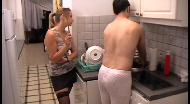 Femdom Austria: Очистка кухни по команде госпожи