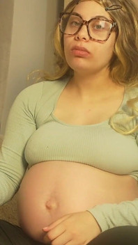 임신한 이복 여동생이 많이 먹고, 음식을 많이 먹고, 한 시간 동안 먹어
