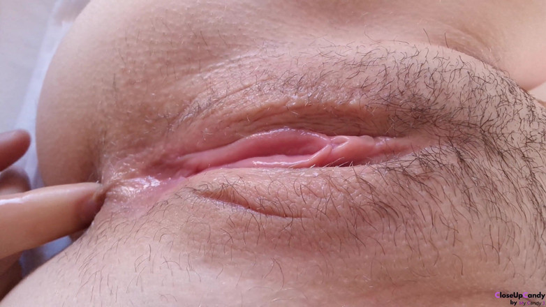 CloseUpCandy: Extreme close-up clitoris! Spuitend ongeschoren nat poesje eten