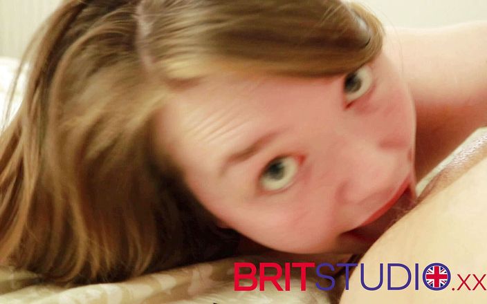 Brit Studio: Adolescente británica de 18 años folla a un chico mayor