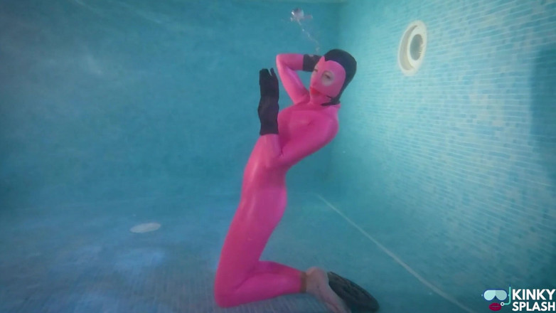 UKCuteGirl Lucy Lauren: Podvodní ovládání s kapucí latexové otrokyně
