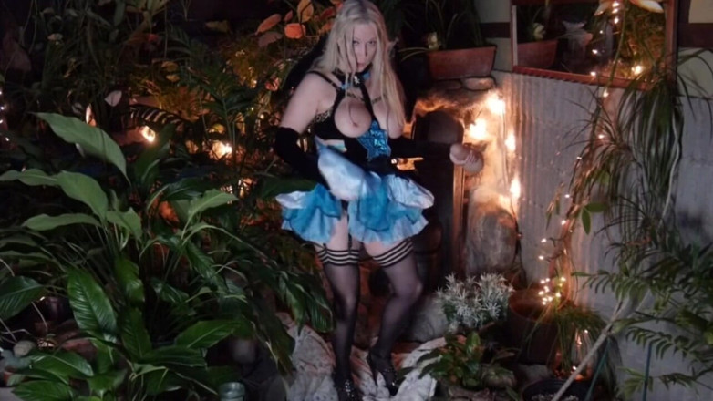 Gartersex: 처음으로 거대한 자지를 따먹는 Blu fairy