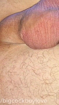 Junger frecher femboy zertrümmert seine engen löcher, um zu kommen