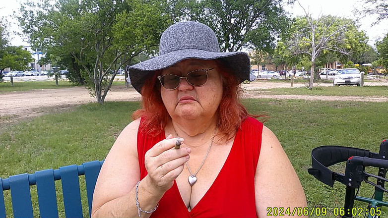 BBW nurse Vicki adventures with friends: Медсестра Вики курит в парке на скамейке, вся разодетая