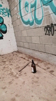 Je me montre dans un lieu abandonné