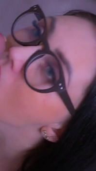 Lascosa milf chupa la polla de su macho y recibe una preñada oral
