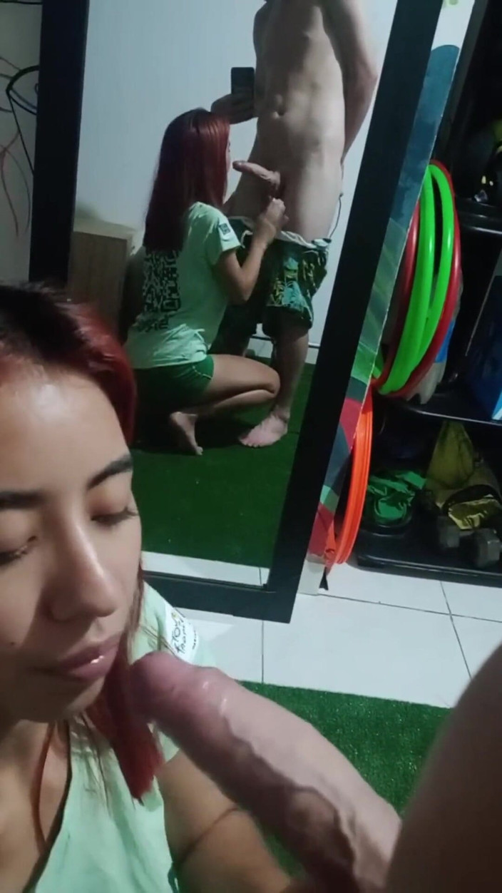 bitchsultry: Aku nyepong kontol pacarku sebelum main bola