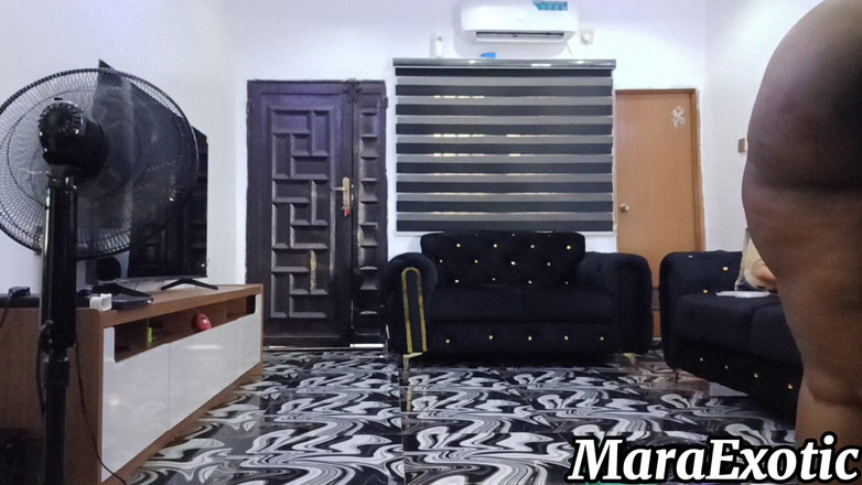Mara Exotic: Жирна дупа чорношкірої прибиральниця гола прибирає вдома - мара екзотика
