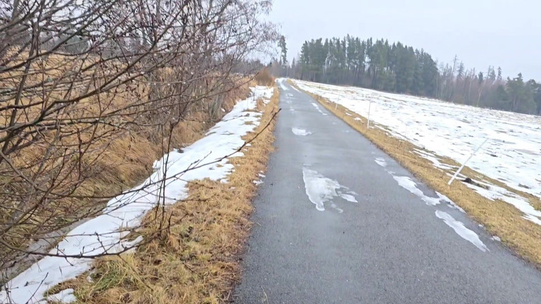 Alpha pee king: Biraz riskli işiyor - bakış açısı doğa yürüyüşü sırasında açık havada...