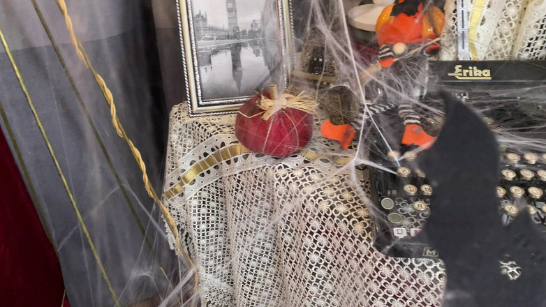 Mary Frost: Chatte pour Halloween avec Margo