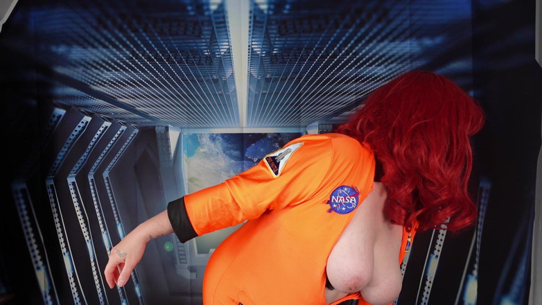 Deanna deadly: นักบินอวกาศให้ POV เย็ดหีและสอนชักว่าวให้นมใหญ่ของเธอ