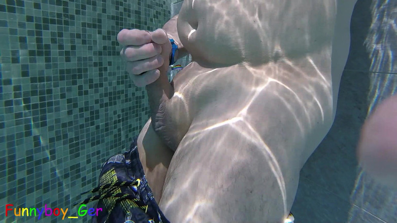 Funnyboy-Ger: 我在温泉池里非常爽快地手淫大鸡巴并被抓包