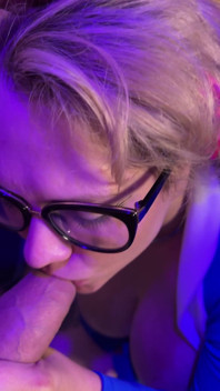 Šíleně nedbalý deepthroat BJ z živé show - šukání do krku a výstřik na obličej
