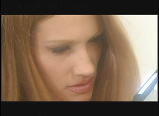 CBD Media: Piccola americana con i capelli biondi si fa allungare la...