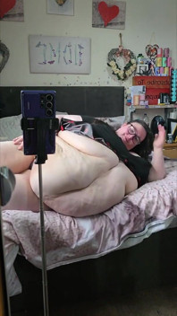 Deine SSBBW-bauchgöttin auf dem bett