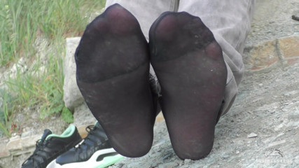 Mistress Legs: Kaki seluar jeans dalam stoking nilon hitam di pantai