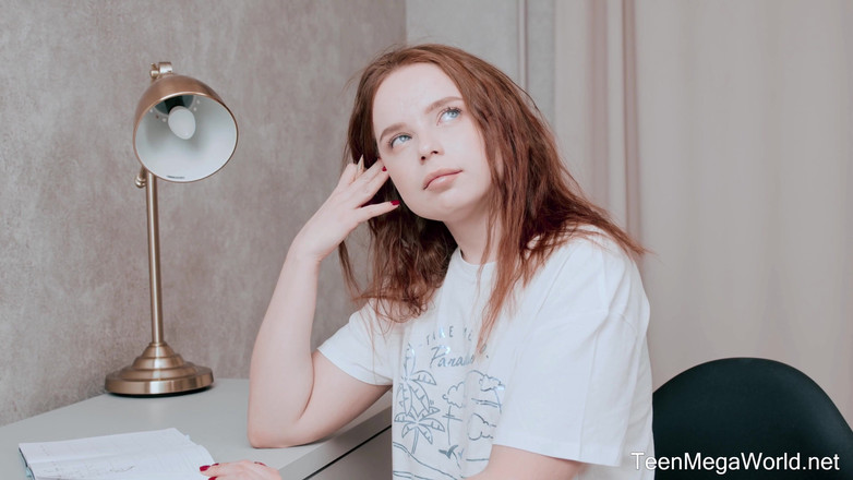 Teen Mega World: Tatlı kız ders çalışırken amını ovuyor