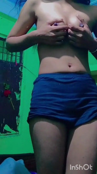 Mi india novia mostrando sus tetas y coño dedeándose para sexo duro