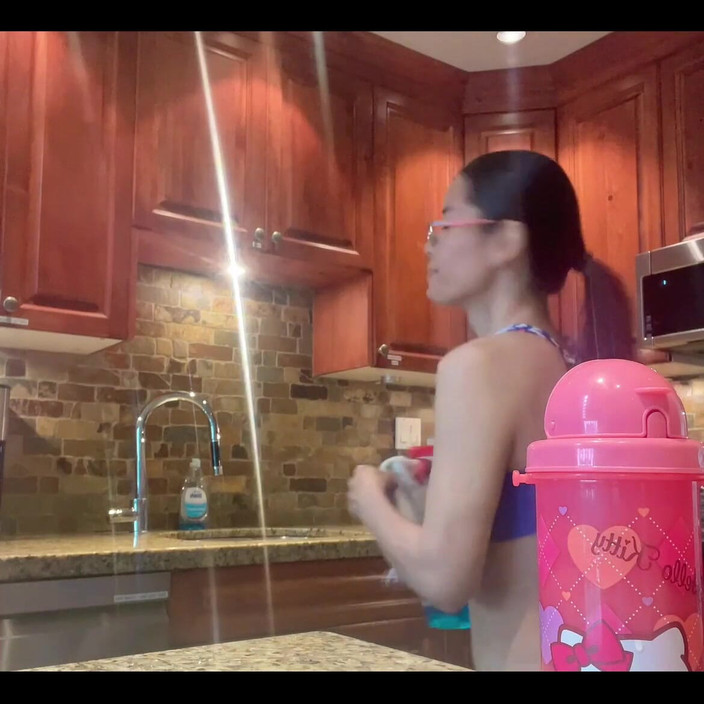 sweethanajapanese: Pulisco la cucina sexy