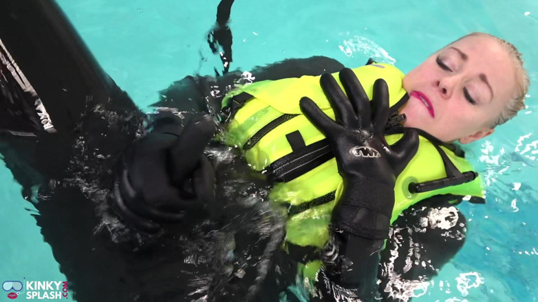 UKCuteGirl Lucy Lauren: Lussuria neoprene: gonfiabile vestaglio Snorkel Piacere in piscina