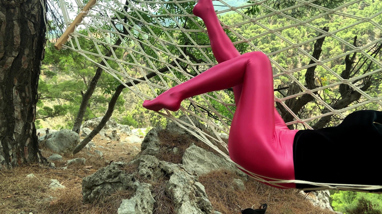 Shiny teens: Rose spandex pantimedias en una hamaca en las montañas