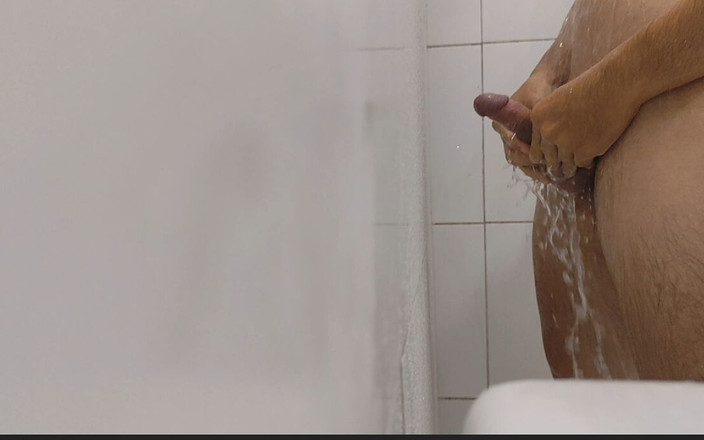 Straight Daddy Club: Owłosiony chłopak w łazience masturbuje się ostro