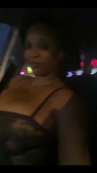 Orta yaşlı seksi kadın tek başına