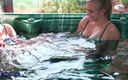 Mature NL: 两个饥渴的女同性恋者在游泳池里玩得很开心
