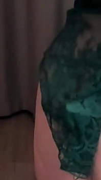 Reife rothaarige lady 50+ striptease im transparenten Emerald-kleid
