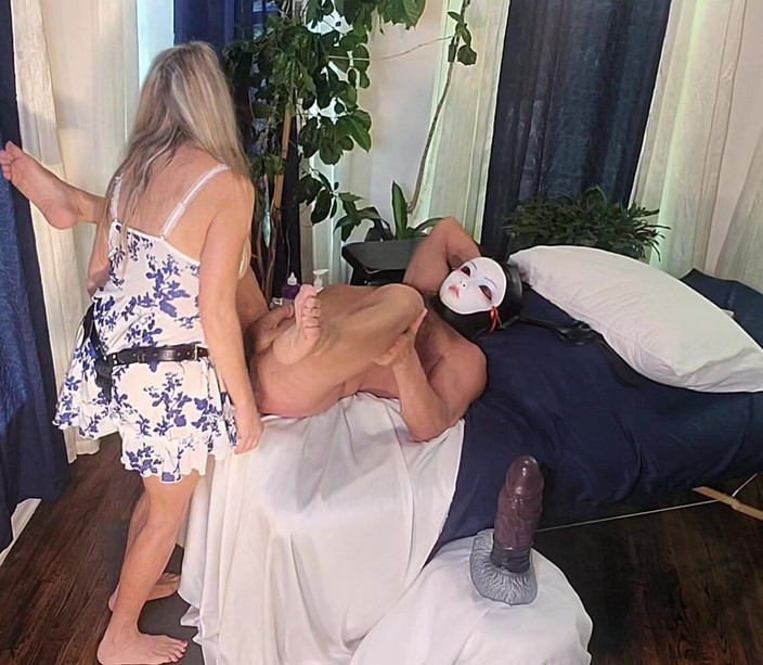 Peggingprincess: 一根湿润的假阳具和一个 horney domslut 享受这个性感的屁股玩弄