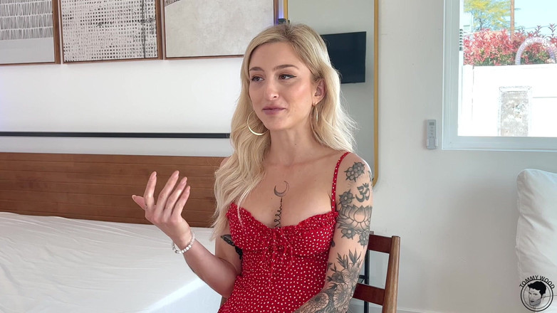 Tommy Wood XXX: Flexibilní blondýnka s pěknou kundičkou se protahuje