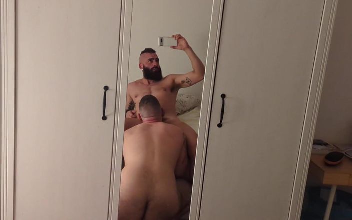 The bearded master: Ведмідь Алессіо Венезі служить своєму господареві