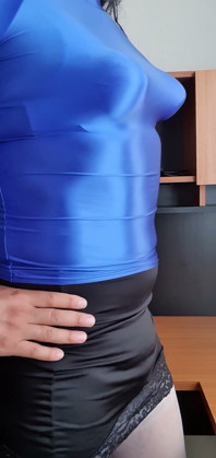 Je pose mon chemisier en spandex bleu et mes seins pointus