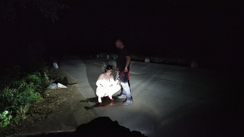 Toilet Mommy: 老猪变态撒尿夏天户外性爱