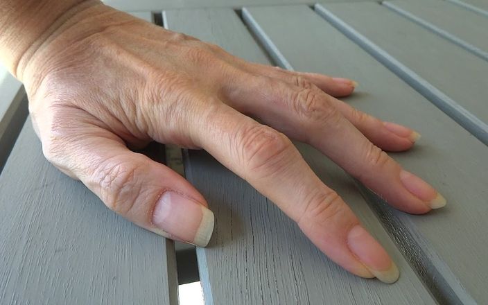 Lady Victoria Valente: Alleen lange natuurlijke vingernagels