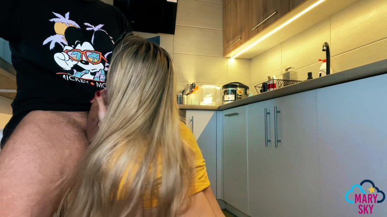 Mary_Sky: Slutty House - styvfar kommer på styvdotterns bröst