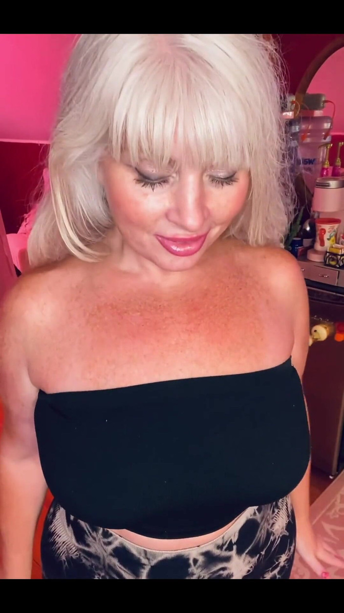 PaintedRose: セクシーで甘くて、おバカなストレッチ。しなやかさを保つことが大切な理由の一つは知っているでしょう...どうやってしっかり伸ばしてみたい?