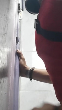 Ein riesiger hetero-schwanz erscheint in einem gloryhole im badezimmer im einkaufszentrum