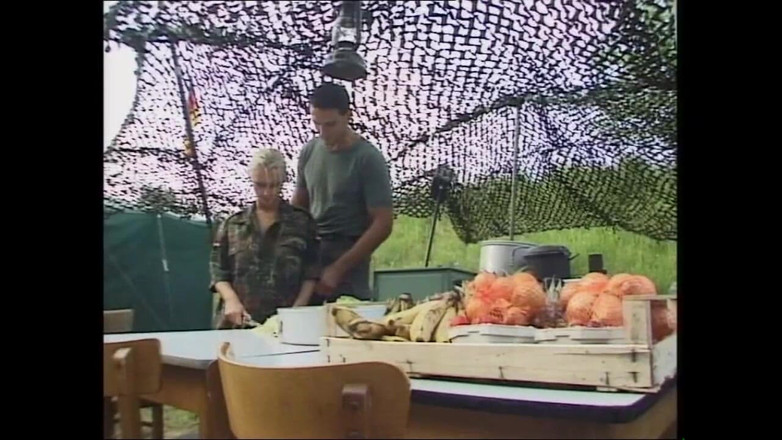 Deutschland porn: Två blonda kåta har sex till en militär män med...