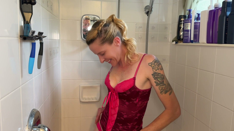 Mila Mynx: Pissing in My Victorias Secret Lingerie