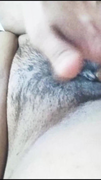 La ragazza del college si fa un ditalino mentre fa la doccia in bagno