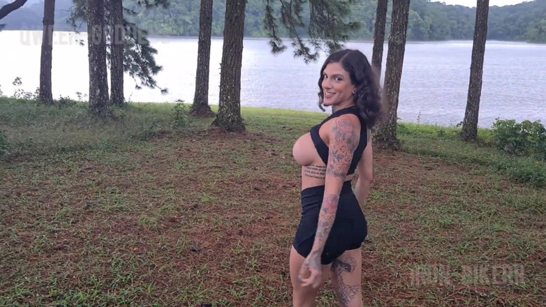 QweenSG: Facem sex într-o casă la lac