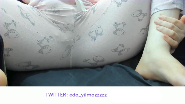 bigass_sexy_bigboobs: Піжамна мастурбація - потирання пизди з піжамою