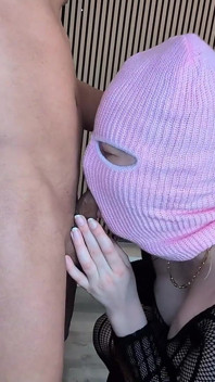 Fată flămândă de grăsime suge cu sârguință și este futută de doi tipi de culoare