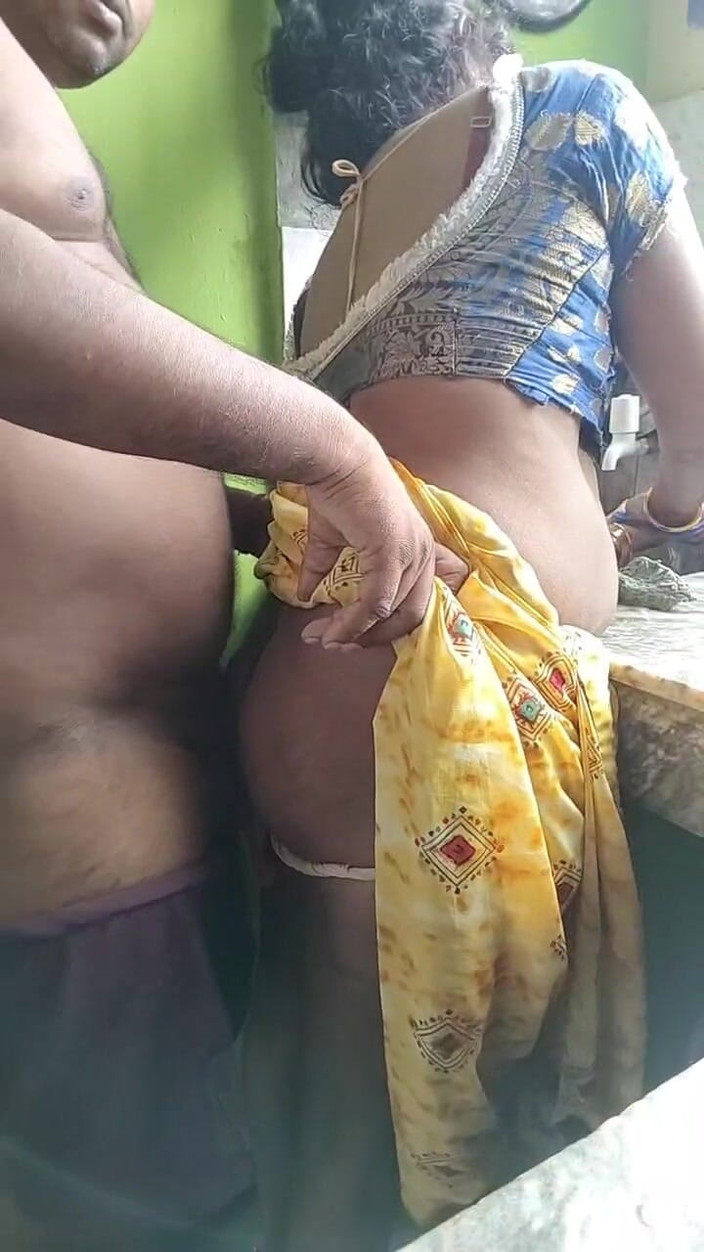FULLMJEDETI: Otřený zadek Deshi Bhabhi Bartan byl čas