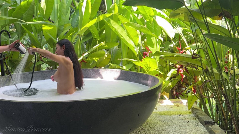 Princess Monica: Dschungelbad nackt - hinter den kulissen