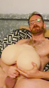 Un grande cazzo si accarezza usando la mia bambola dal culo grace di tantaly