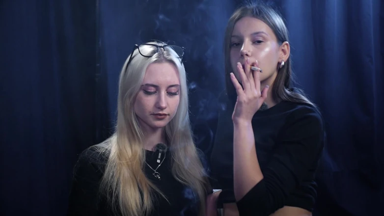 Russian Smokers: 两个女人在一个黑暗的工作室一起吸烟，柔和的蓝色照明